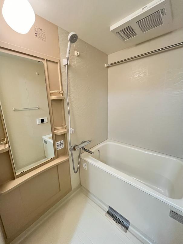 バス・シャワールーム　追い焚き給湯があります。