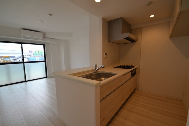 居室・リビング　対面キッチンも大きめで使いやすいですね