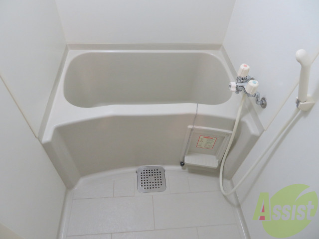 バス・シャワールーム　バスルームは狭すぎず、シャワーも浴びやすそうです。