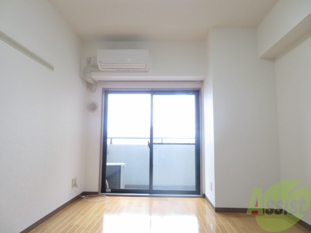 居室・リビング　８．７帖の洋室です。広々として、きれいですね。