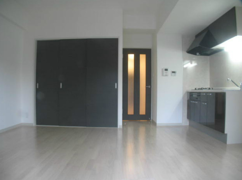 居室・リビング　別号室参考写真です