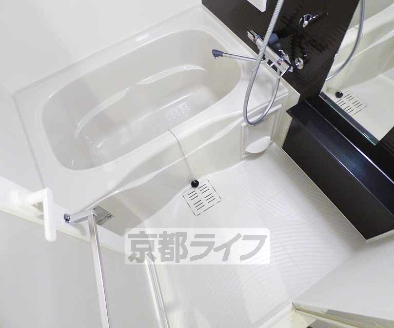 バス・シャワールーム　鏡の付いた便利なお風呂