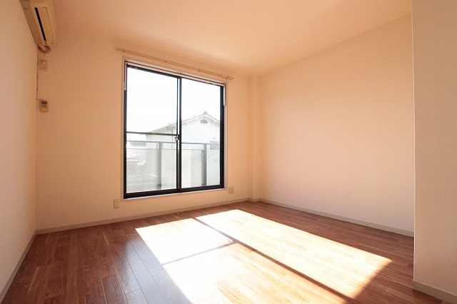 居室・リビング　同物件別号室