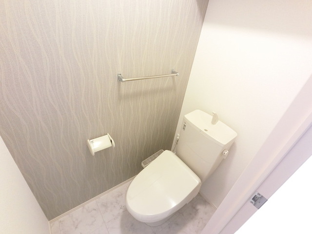 トイレ　温水洗浄便座付きトイレです。