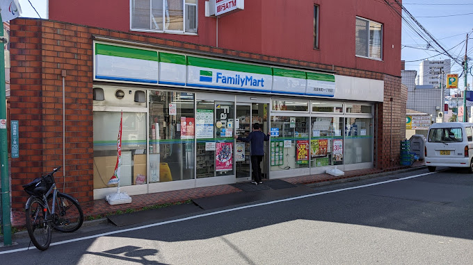 コンビニ　ファミリーマート（コンビニ）まで200m