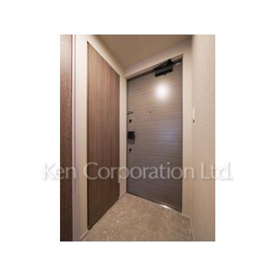 玄関　同タイプ13階のお部屋を撮影。仕様が異なることがあります。