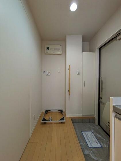 玄関　洗濯機置場と玄関