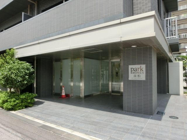 エントランス　オートロック付きエントランス