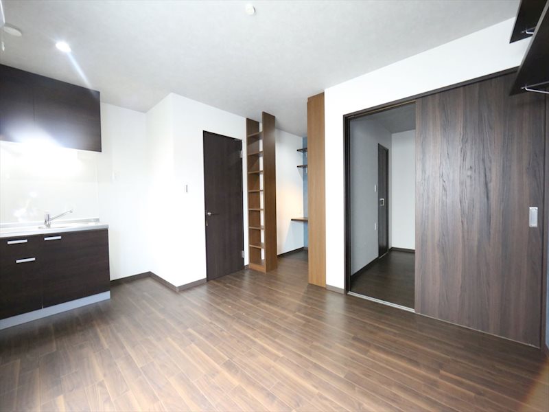 居室・リビング　LDK10.14帖　エアコン　収納棚付き