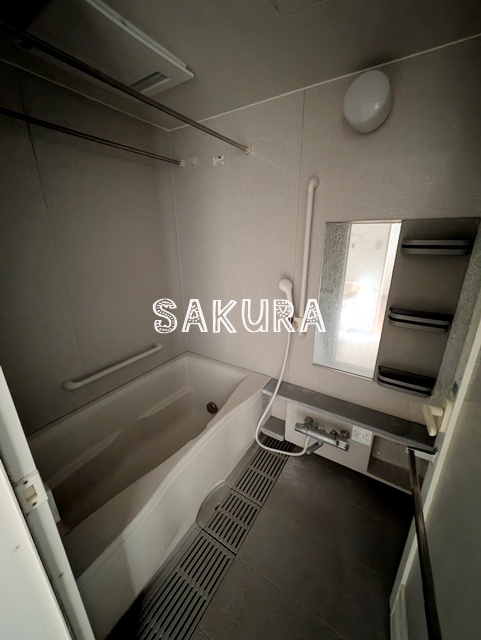 バス・シャワールーム　嬉しい追い焚き・浴室乾燥機付きです♪