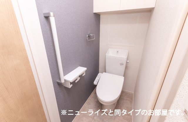 トイレ　落ち着いた色調のトイレです