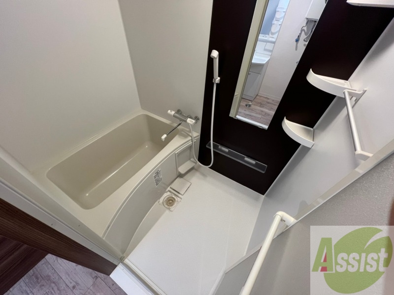 バス・シャワールーム　こちらはお風呂。一日の疲れをここで癒してください。