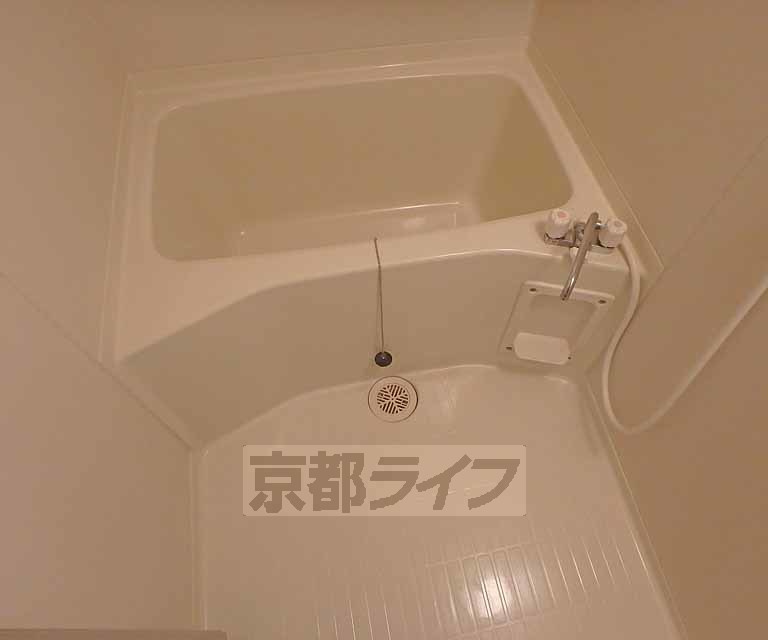 バス・シャワールーム　スッキリとしたお掃除しやすい浴室です。トイレ・洗面・浴...