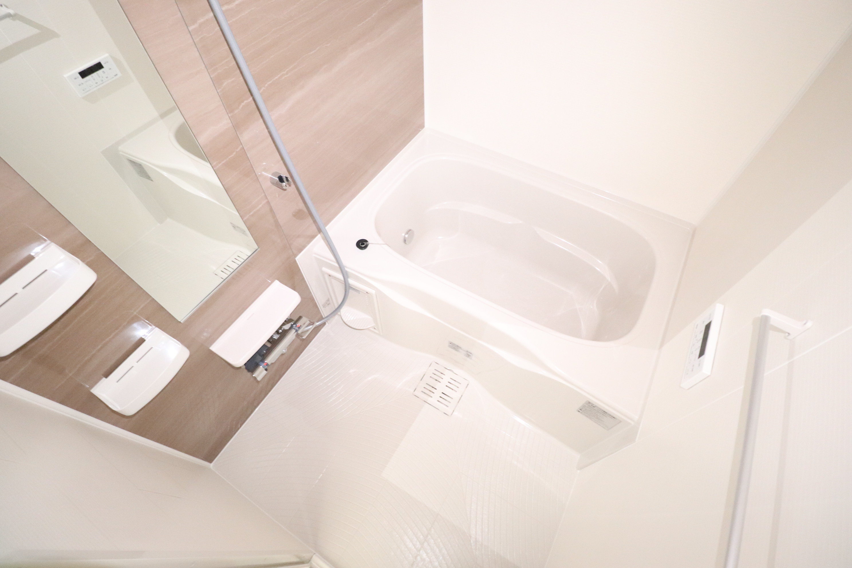 バス・シャワールーム　鏡付きのバスルーム♪