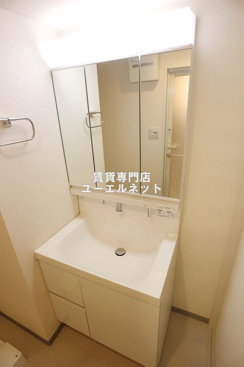 洗面設備　清潔感ある独立洗面台で毎日気持ちよく♪