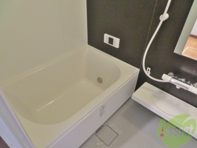 バス・シャワールーム　こちらのお風呂で一日の疲れを癒してください。