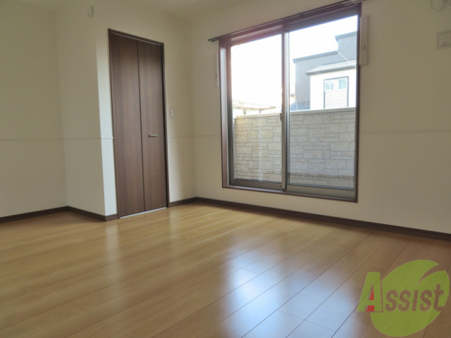 居室・リビング　８．１帖の洋室です。南向きですので陽当り良好です。