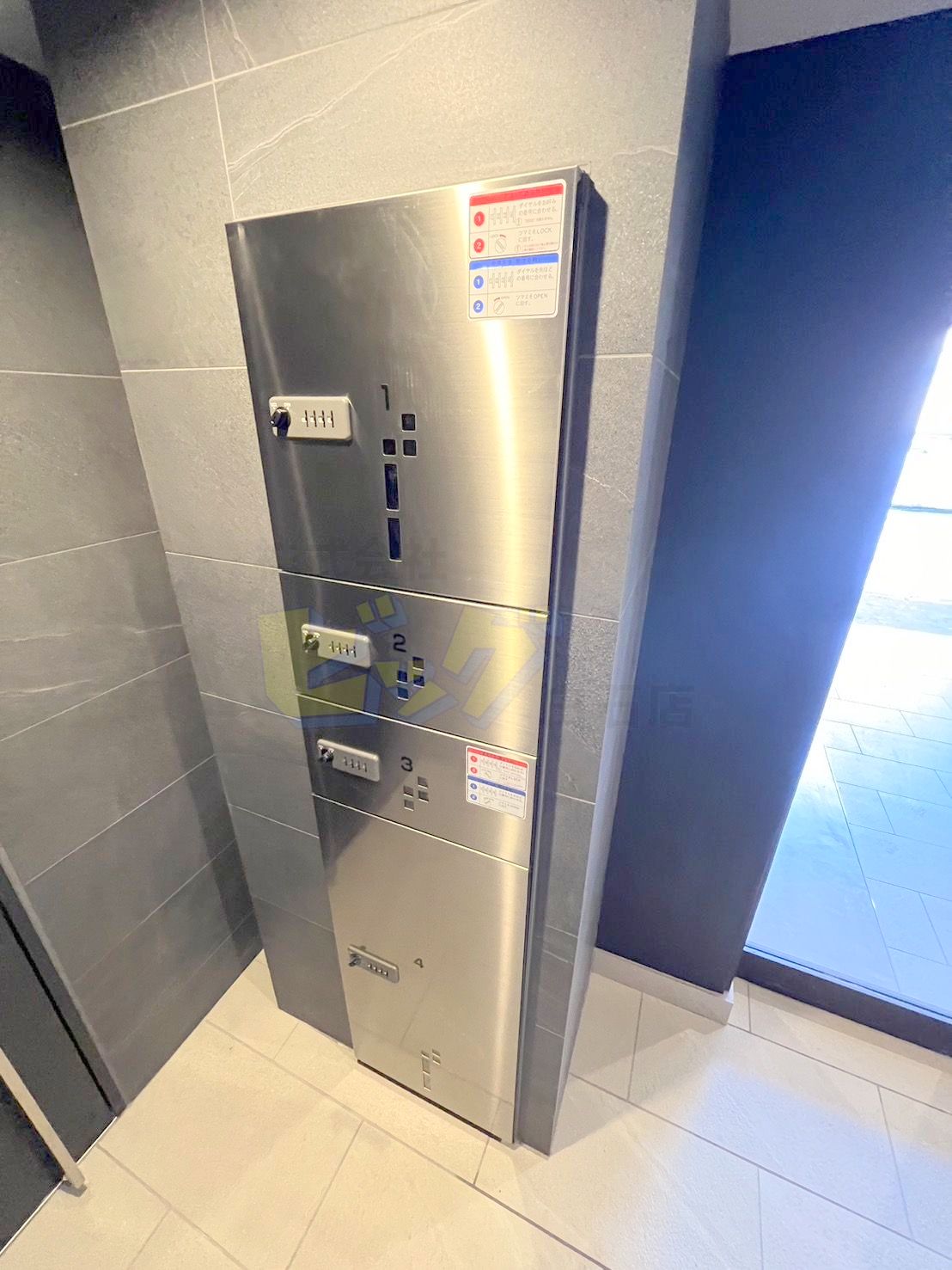 エントランス　留守中も荷物が受け取れて便利な宅配ＢＯＸ完備しています♪