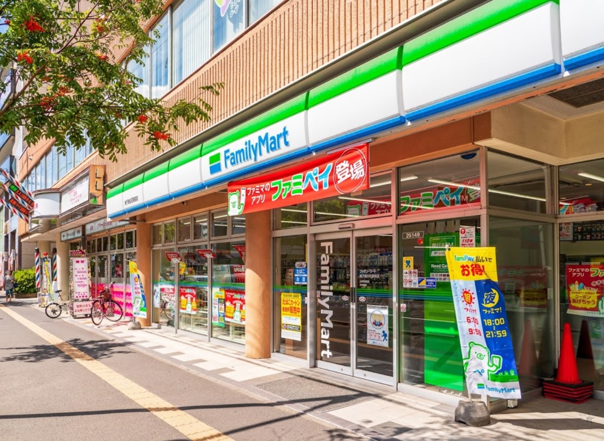 コンビニ　ファミリーマート地下鉄白石駅前店（コンビニ）まで356m