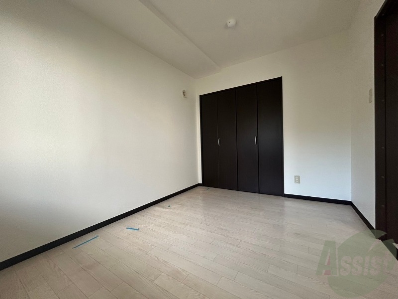 その他部屋・スペース　寝室はこちらです。光が差し込む、温かみのあるお部屋です。