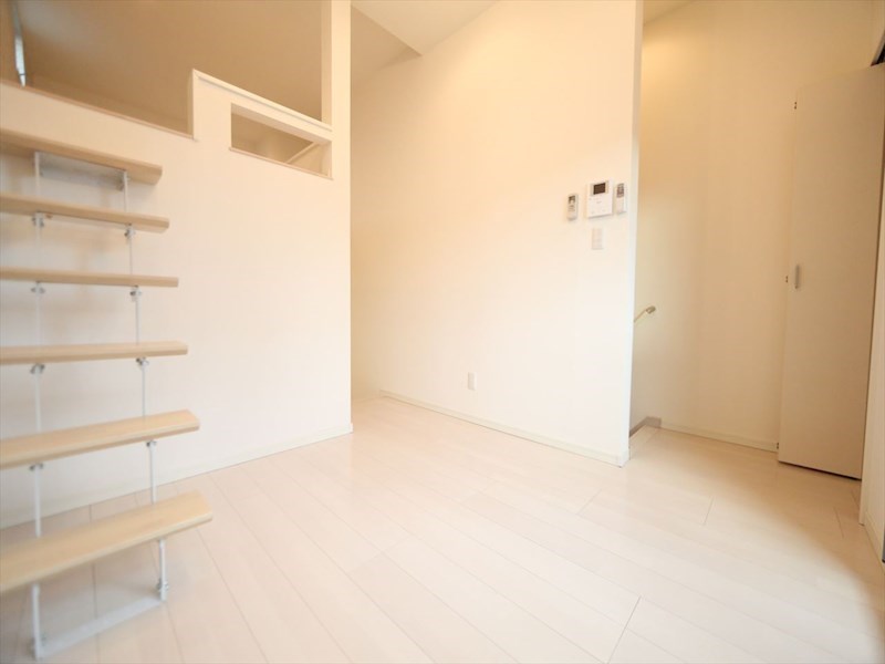 居室・リビング　洋室5.7帖　ロフト5.5帖（収納にも寝室にも使えます）