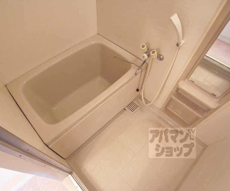 バス・シャワールーム　バスルームです。