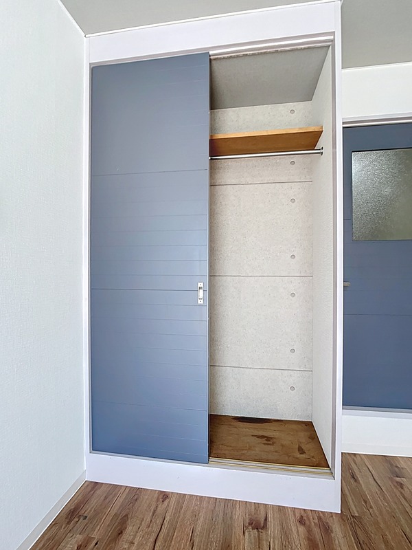 収納　収納内にもアクセントクロスを施工しています♪