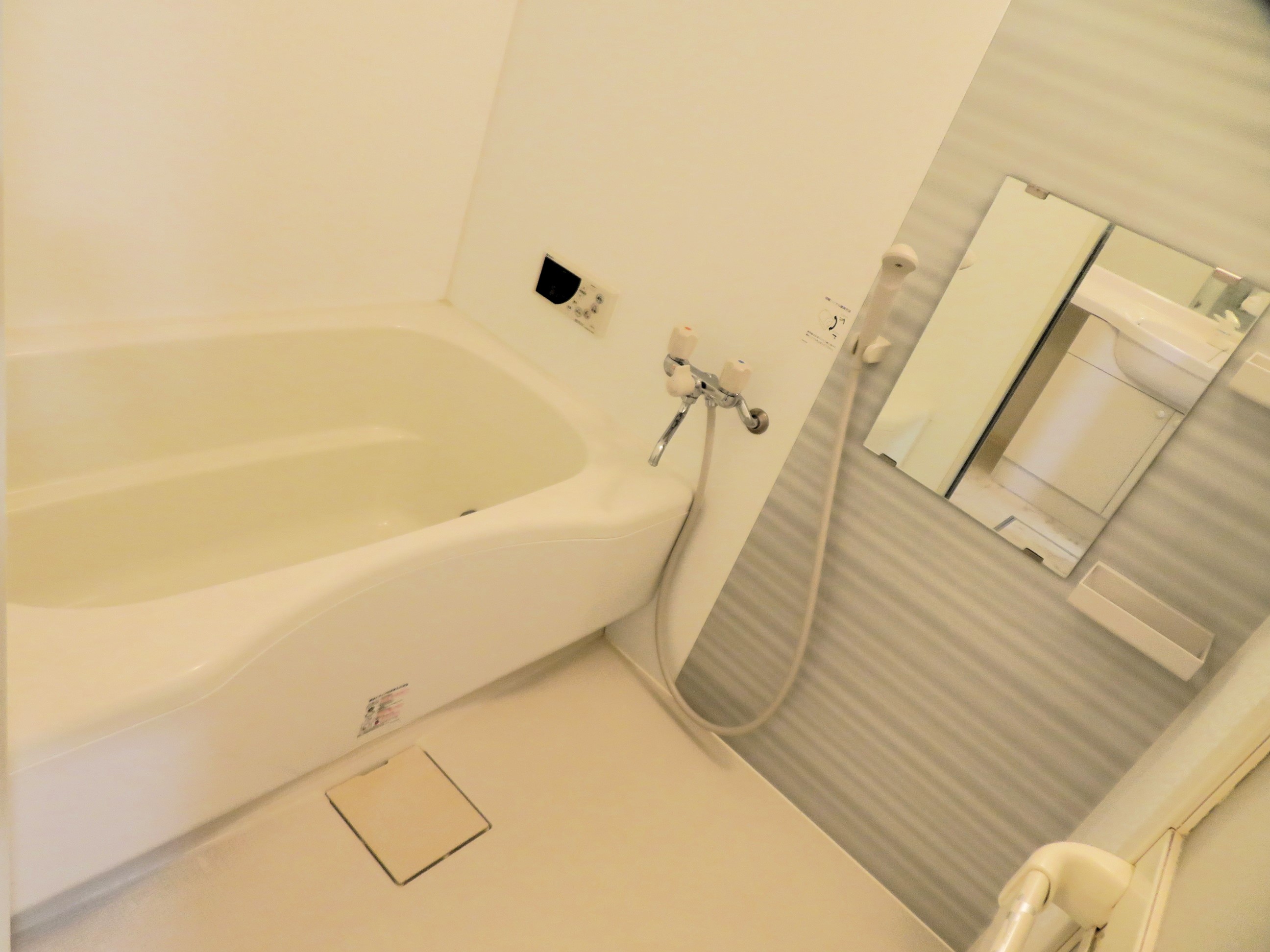 バス・シャワールーム　追い炊き機能付で経済的ですね！