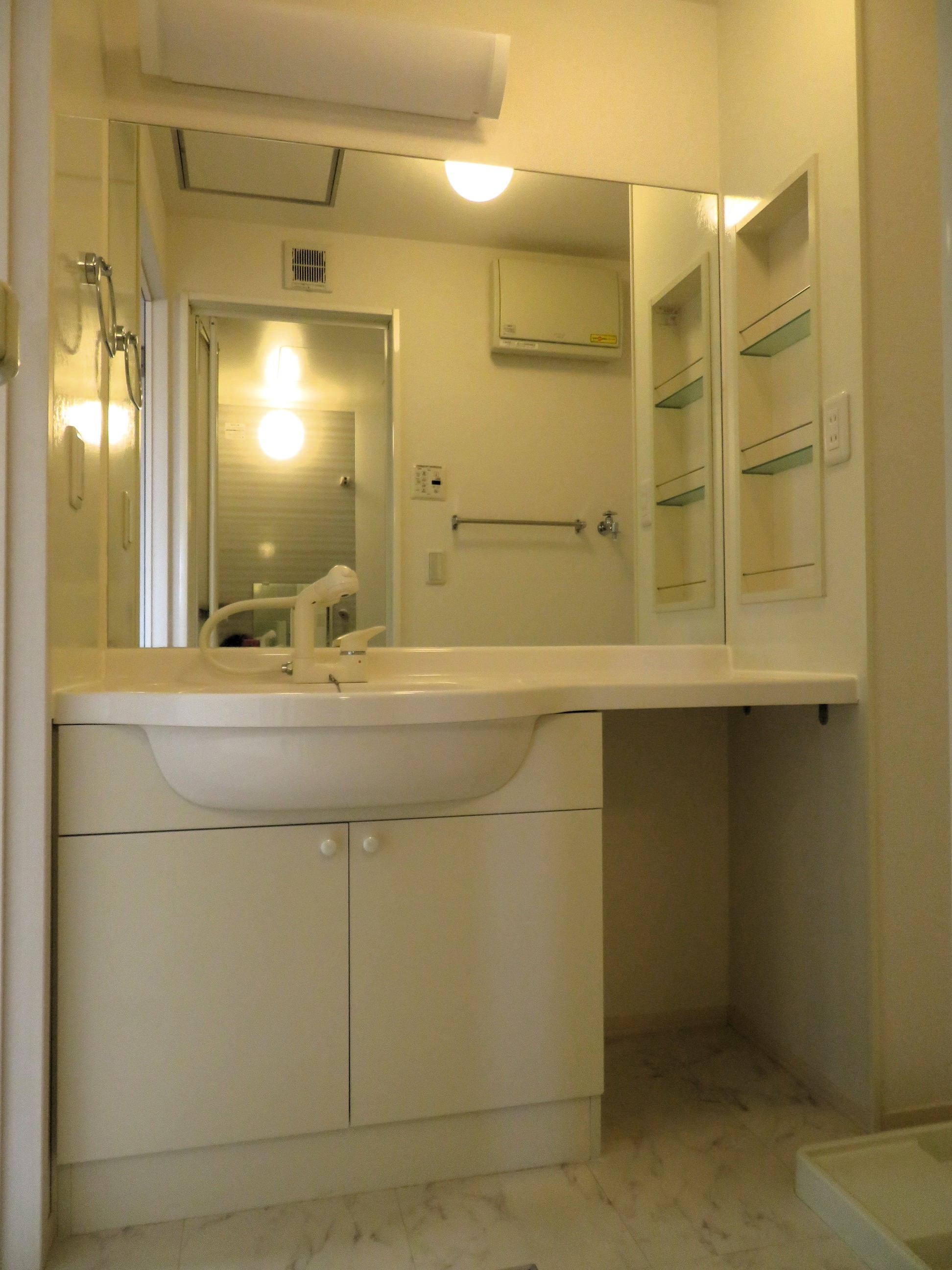 洗面設備　大型洗面鏡は人気な設備です！