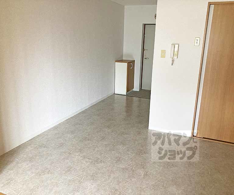 居室・リビング　リビングからの洋室。