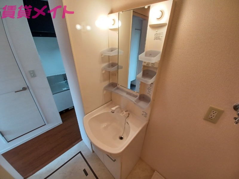 洗面設備　別部屋反転参考写真