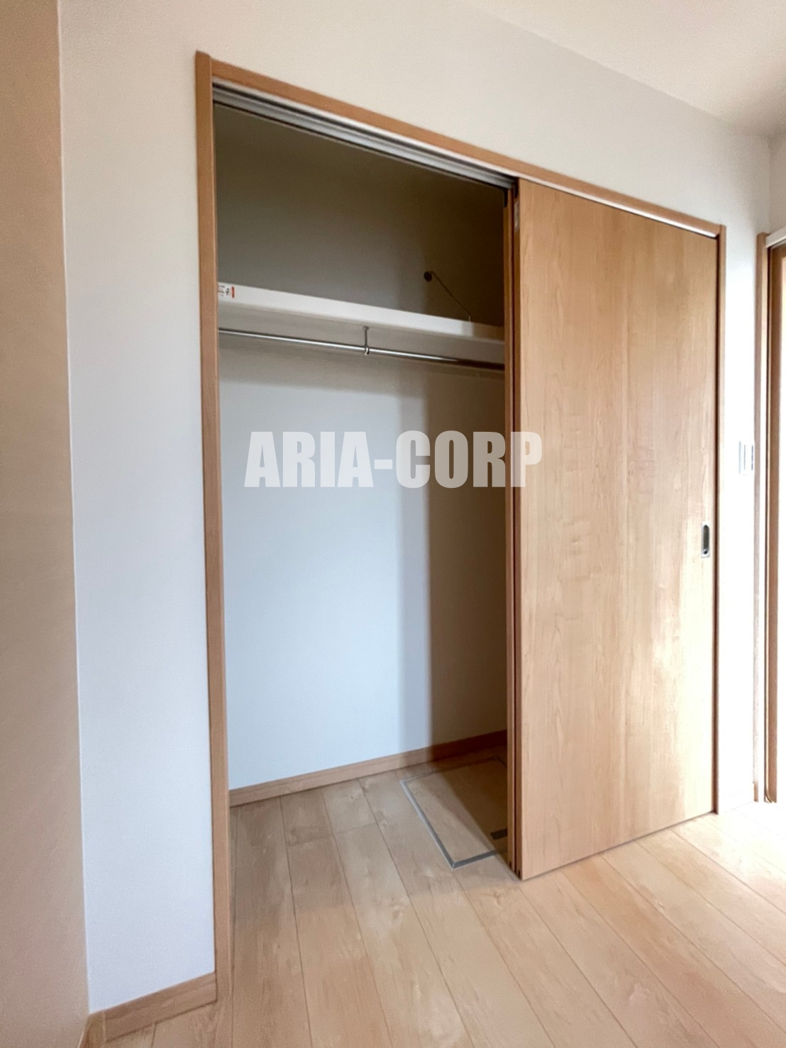 収納　大型のクローゼット◎上部には便利な棚も付いております。