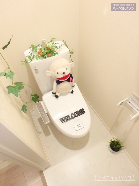 トイレ　●温水洗浄暖房便座付きの快適なトイレスペース。