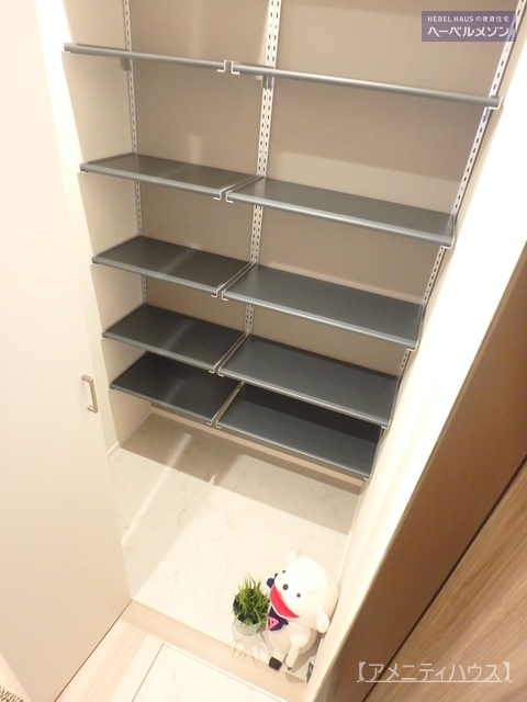 玄関　●マルチシューズクロークで、玄関回りもスッキリ。