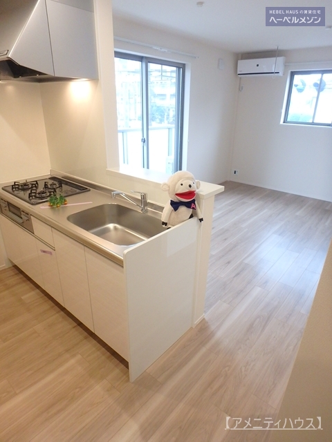 その他　●カウンター越しにリビングを撮影。