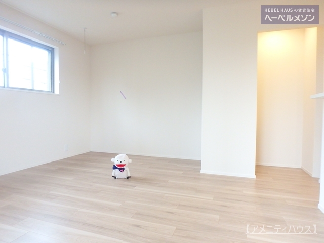 居室・リビング　●ゆったりとしたリビングスペース。