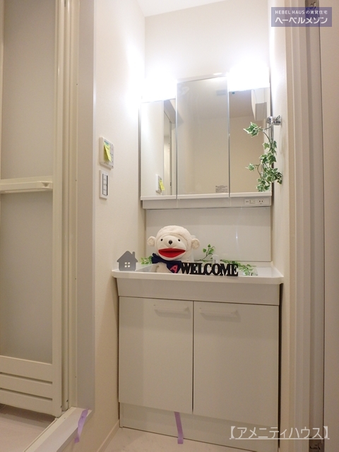 洗面設備　●朝の準備もラクラク　快適な独立洗面スペースあり。