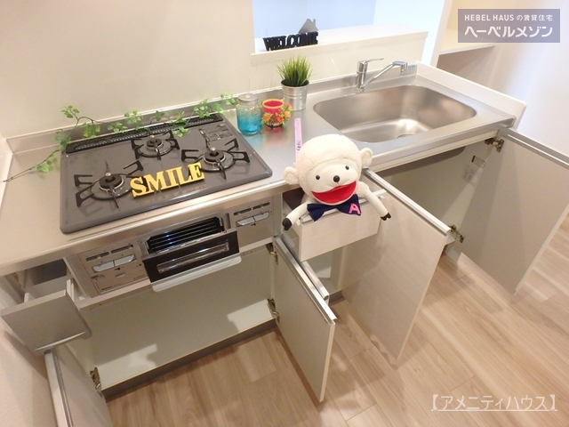 キッチン　●３口ガスコンロ・グリル付きのシステムキッチン。