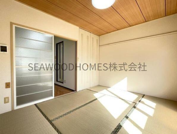 居室・リビング　日本情緒あふれる和室は日当たり良好！気持ちのいいお部屋です。