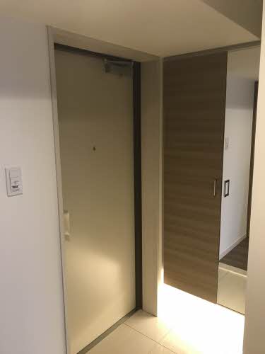 玄関　写真は別号室のものです。