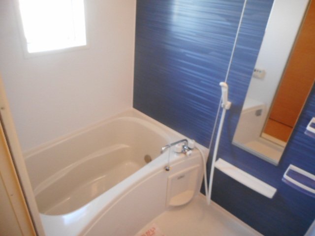 バス・シャワールーム　コンパクトで使いやすいお風呂です