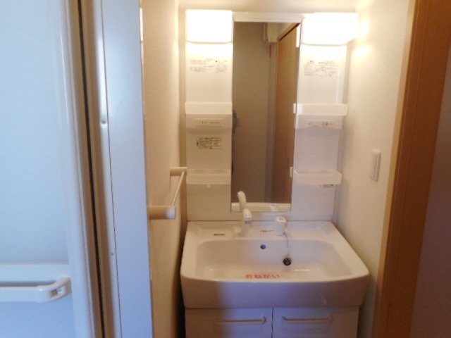 洗面設備　ゆったりとスペースのある洗面所