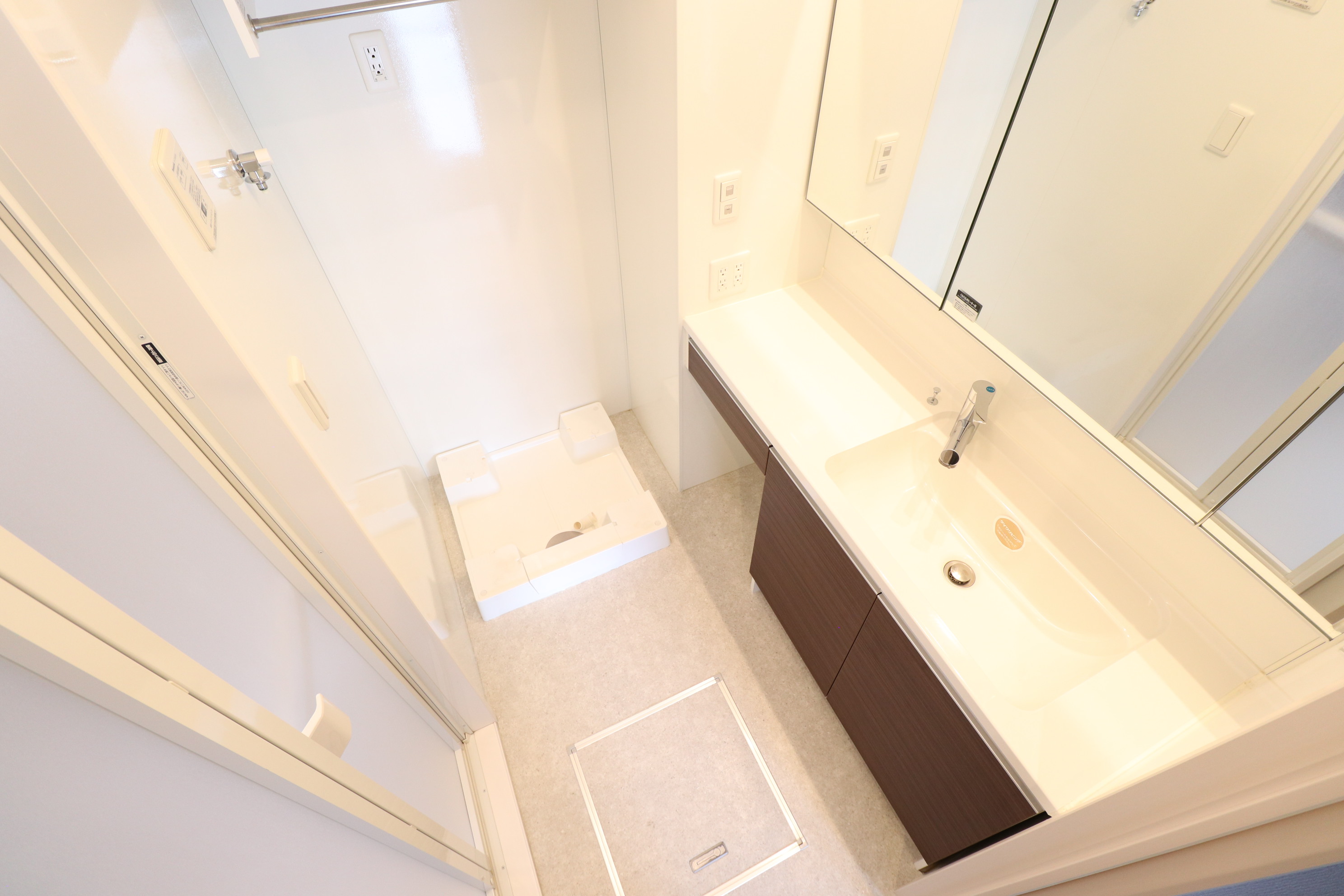 洗面設備　大きな鏡と広い洗面台♪