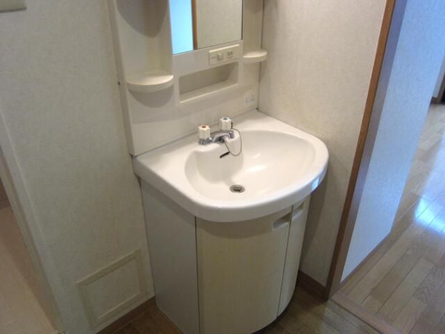 洗面設備　ゆったりとスペースのある洗面所