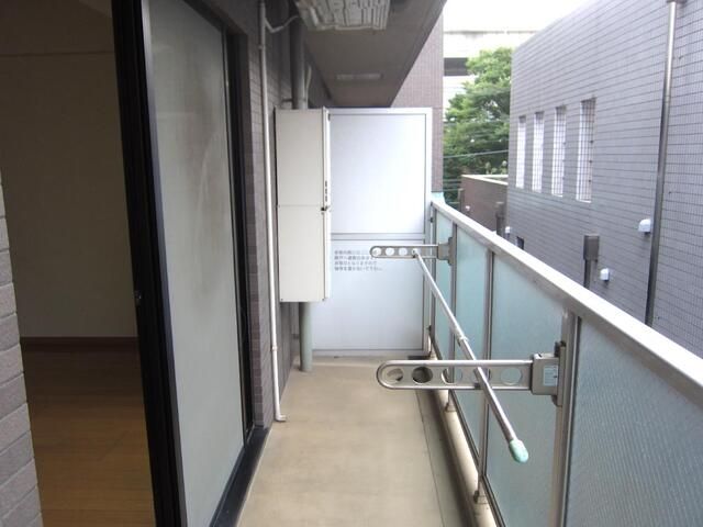 バルコニー　暖かな日差しのふりそそぐバルコニー