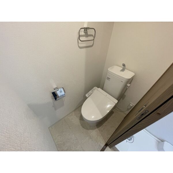 トイレ　落ち着いた色調のトイレです