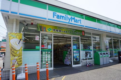 コンビニ　ファミリーマートニック片倉店（コンビニ）まで54m