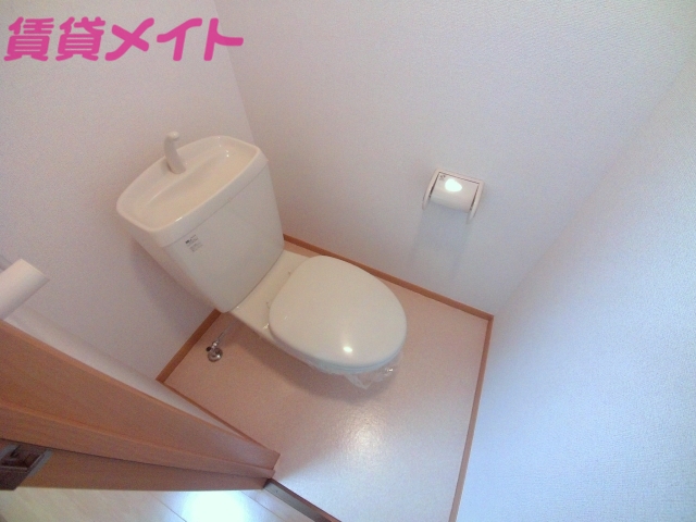 トイレ　同物件別室画像。ウォシュレット付きになります