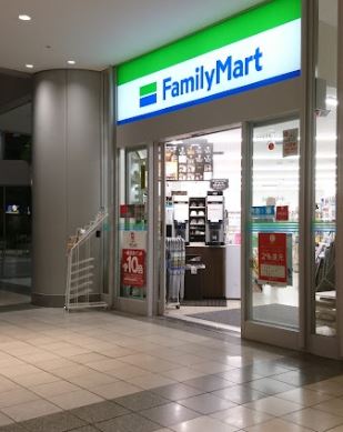 コンビニ　ファミリーマート シーバンス ア・モール店（コンビニ）まで527m