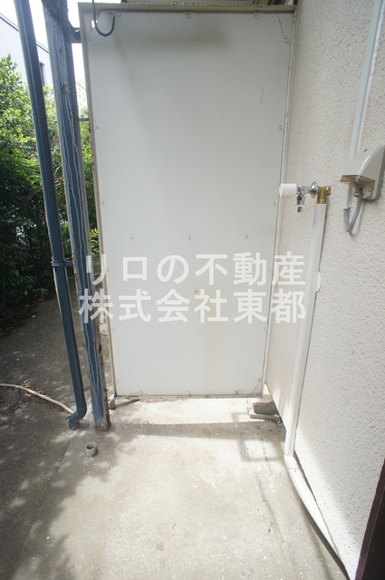 その他　洗濯機置場が室外にあるのでお部屋を広々お使いいただけます。
